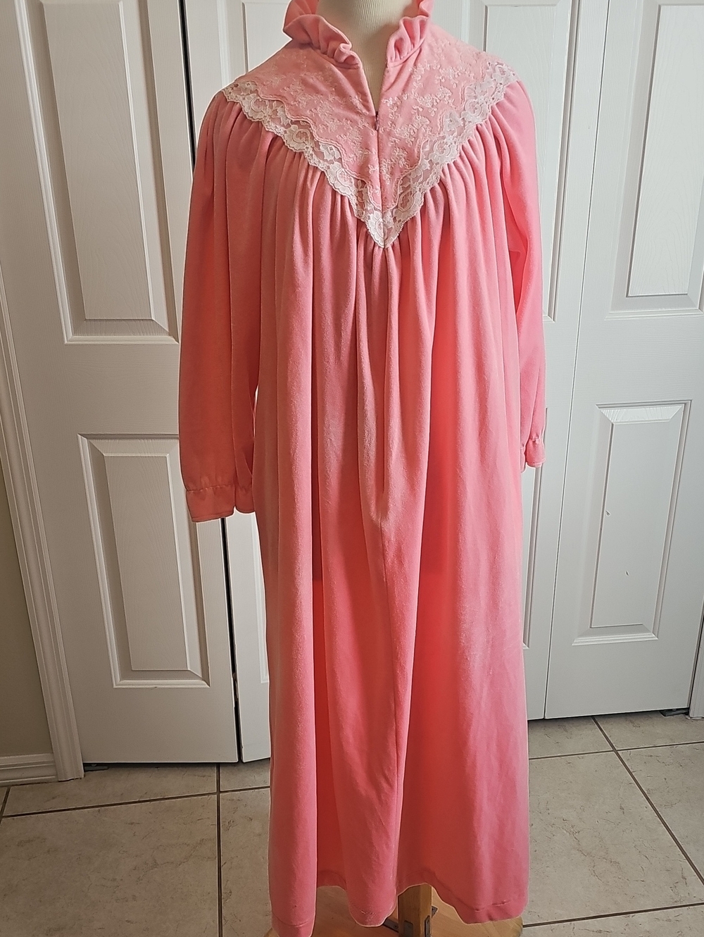 Gilligan O'malley Vintage Robe Pink Size Meduim Zipper Clousure.